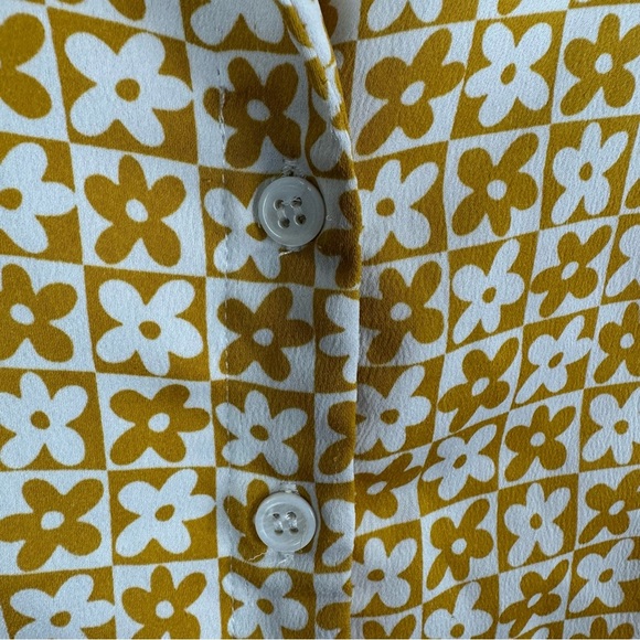 Modcloth Yellow and White Daisy Floral Print Button Up Shirt Size Small - Picture 4 of 7